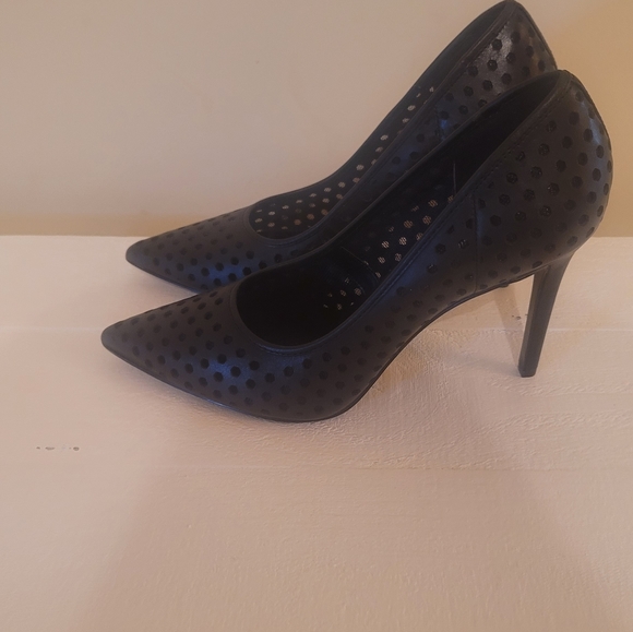 NWOT Nine West Genuine Leather Black Perforated Pointed Toe Pumps Shoes Heels - Picture 2 of 6